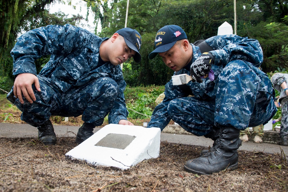 USNS Mercy crew clean up WWII monument in Arawa