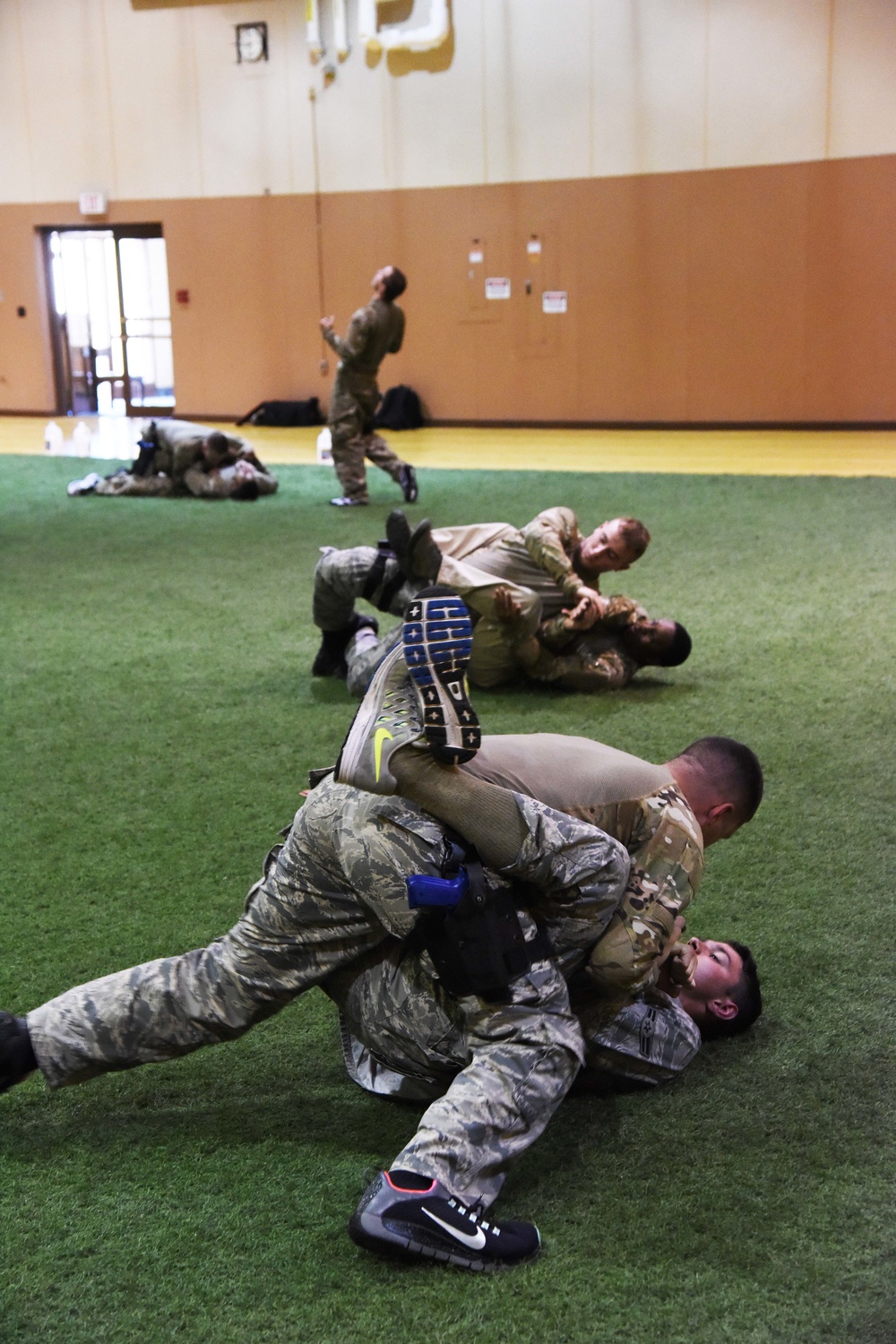 Combatives course teaches hand-to-hand combat