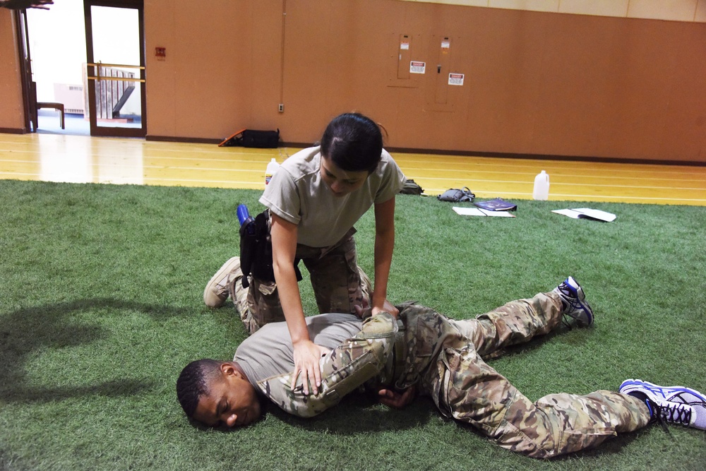 Combatives course teaches hand-to-hand combat