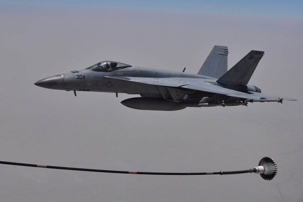 Coalition forces refuel over Iraq between airstrikes against ISIL