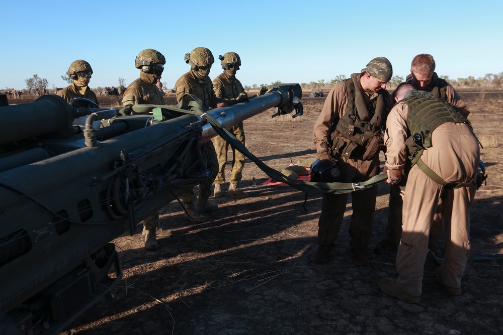 U.S. Marines and Australian soldiers heavy-lifting at Exercise Koolendong