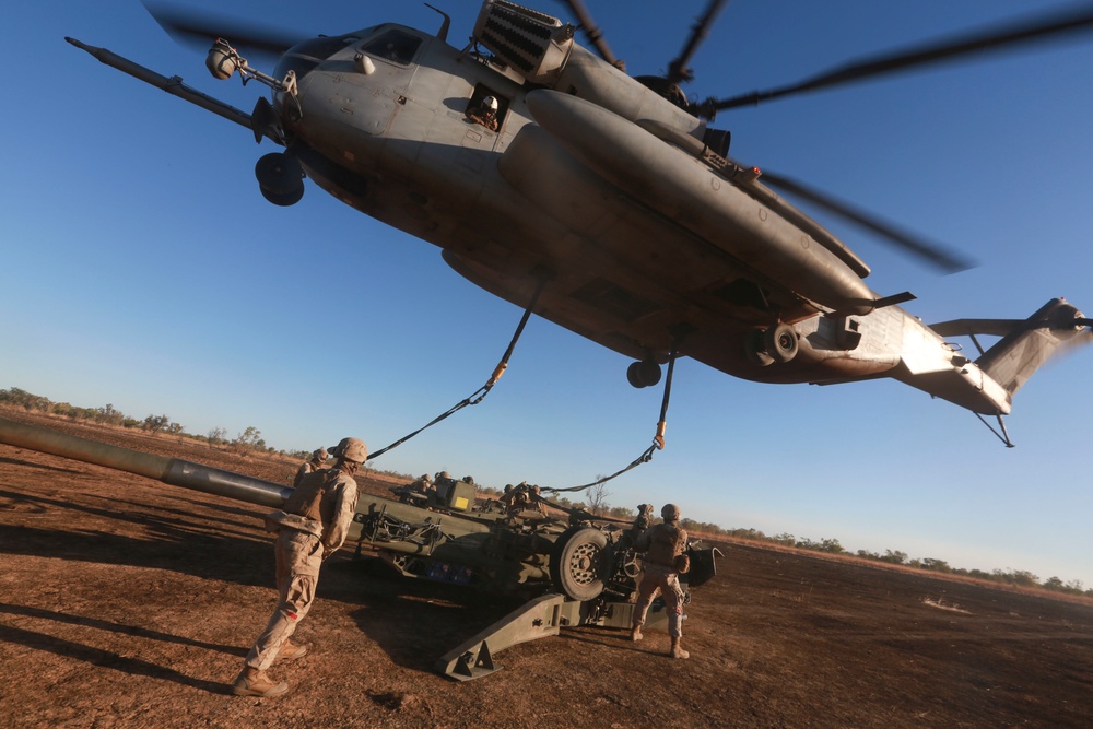 U.S. Marines and Australian soldiers heavy-lifting at Exercise Koolendong