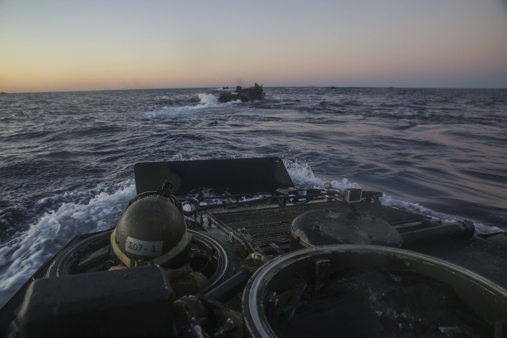 Marines splash into Pacific in AAVs