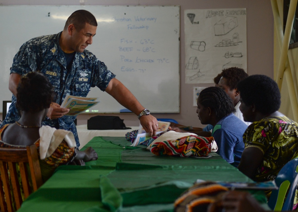 Nutritionist gives lecture in Arawa during Pacific Partnership 2015