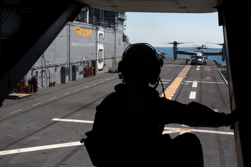 U.S., Australian leaders visit USS Bonhomme Richard (LHD-6)