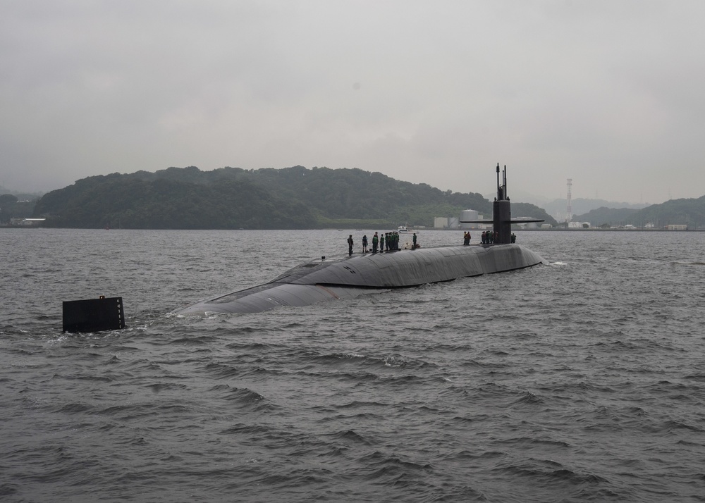 USS Michigan (SSGN 727) transits Tokyo Bay