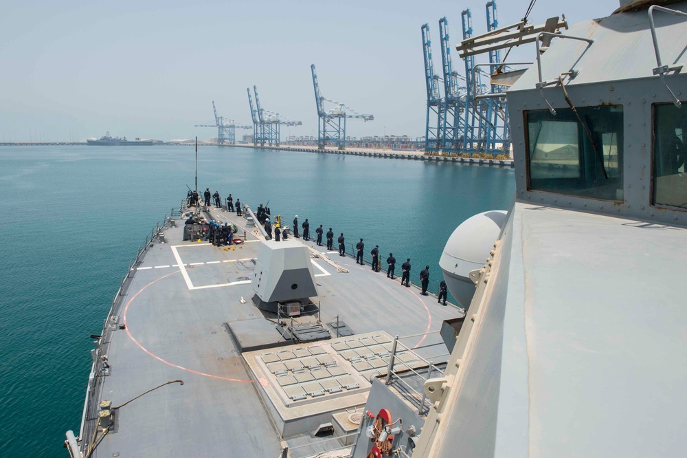 USS Farragut entering Port Khalifa
