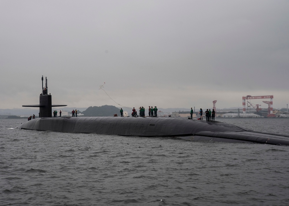 USS Michigan (SSGN 727) transits Tokyo Bay