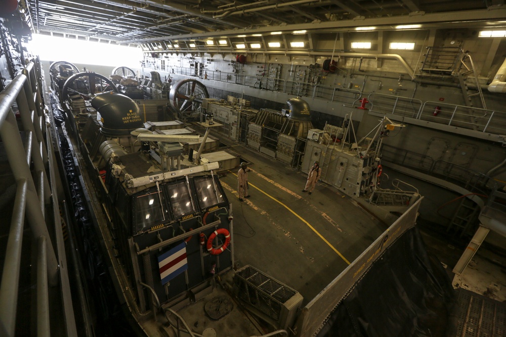 Anchorage conducts LCAC operations