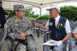 Korean war vet talks with KATUSA