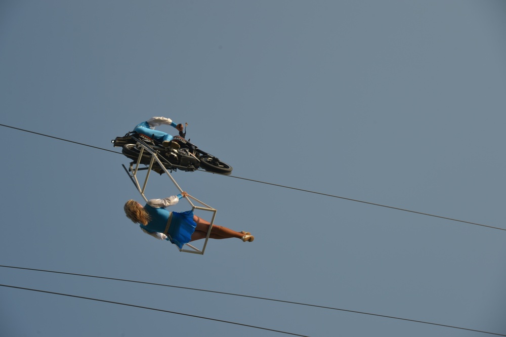 High-wire troupe thrills in Garmisch