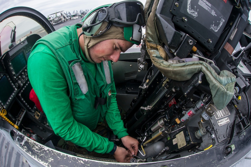 F/A-18E Super Hornet maintenance
