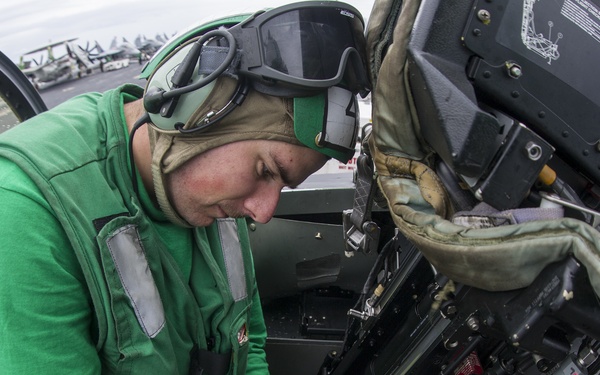 F/A-18E Super Hornet maintenance