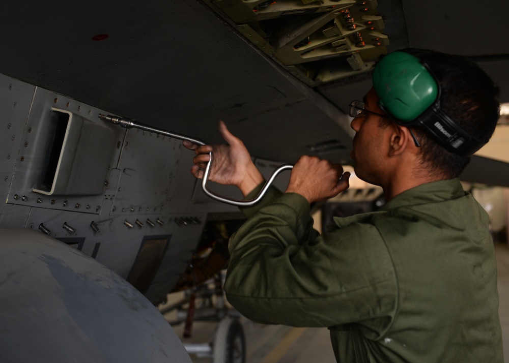 F-16 maintainers conducts phase inspection; keep jets ready for flight