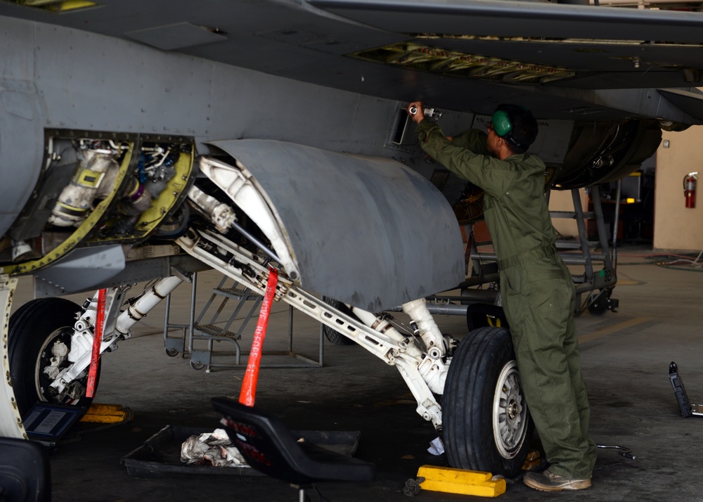 F-16 maintainers conducts phase inspection; keep jets ready for flight