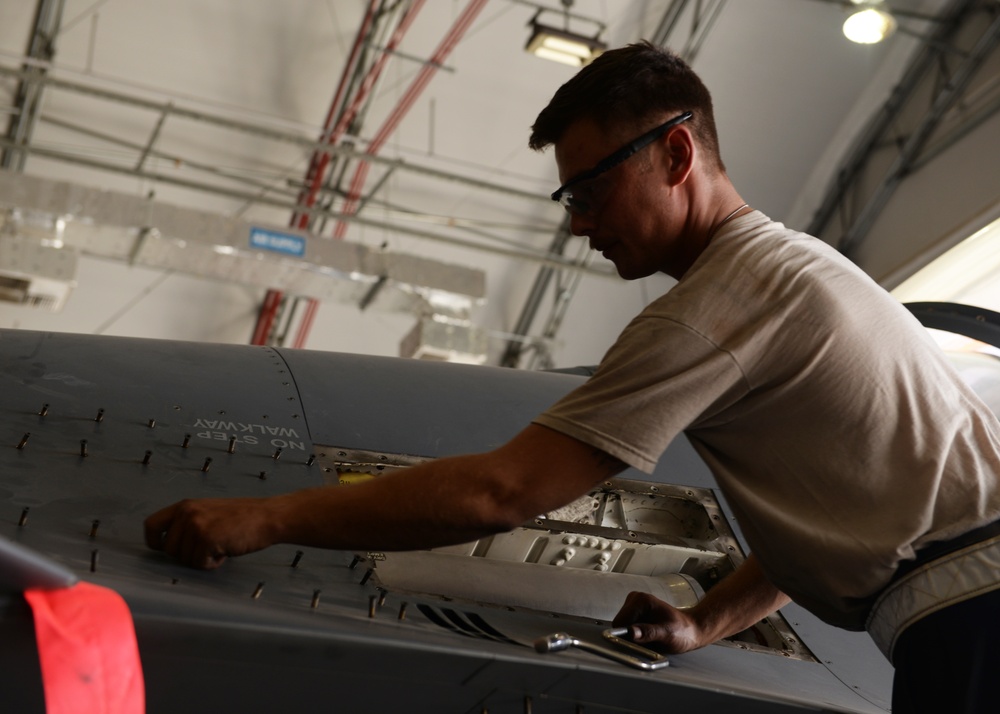 F-16 maintainers conducts phase inspection; keep jets ready for flight