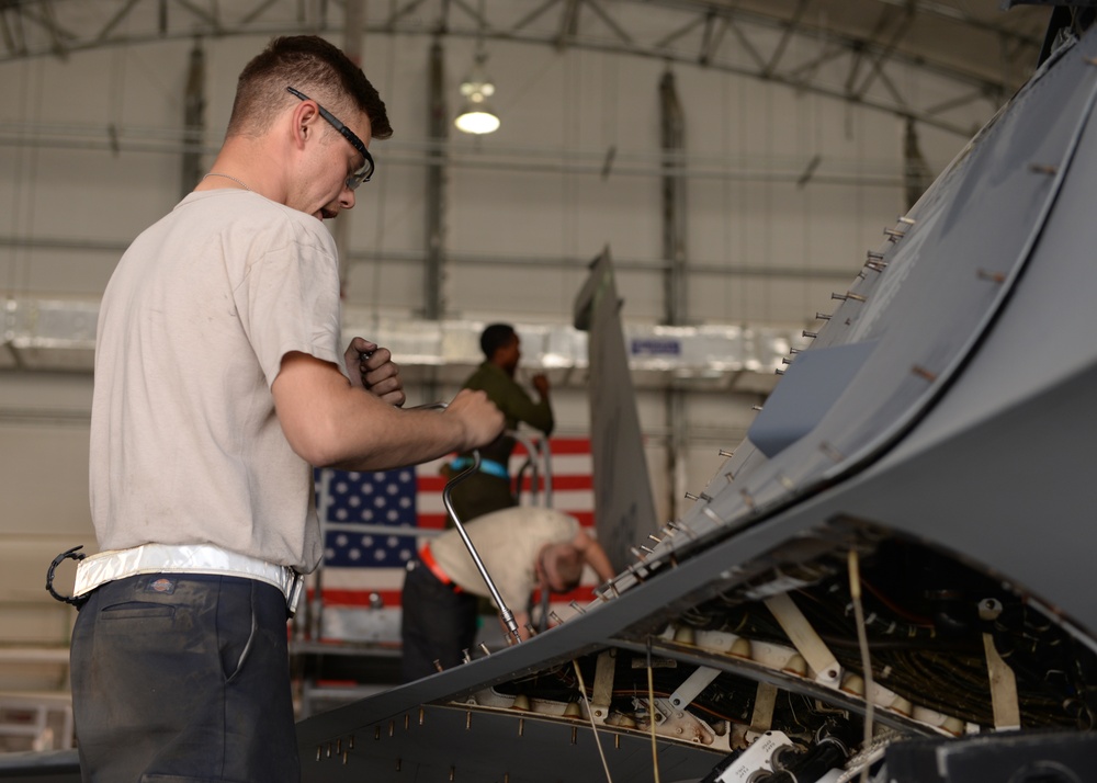 F-16 maintainers conducts phase inspection; keep jets ready for flight