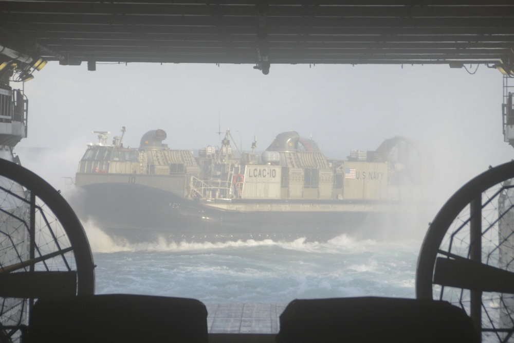 DVIDS - Images - USS Bonhomme Richard’s LCAC Operations [Image 2 Of 2]