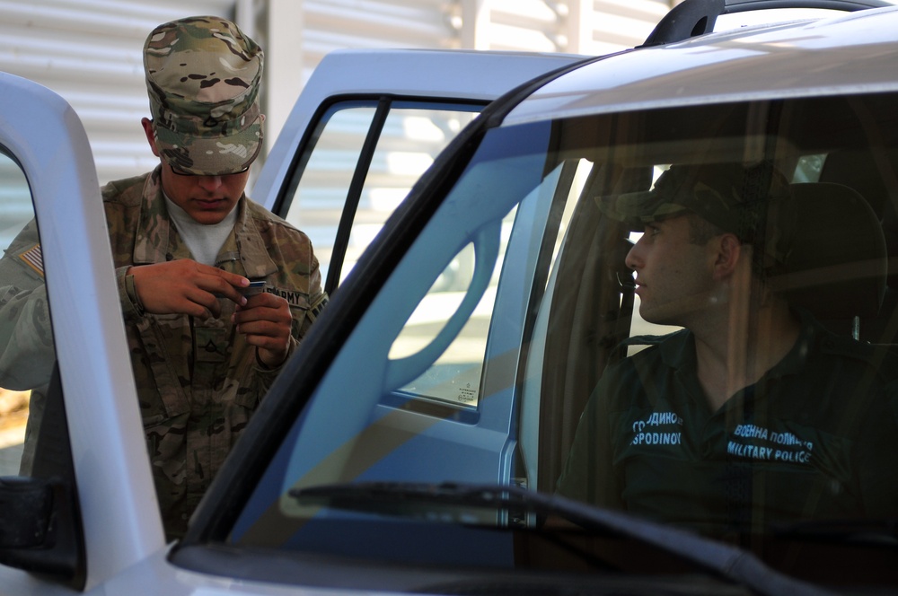 US Soldiers train with their Bulgarian allies