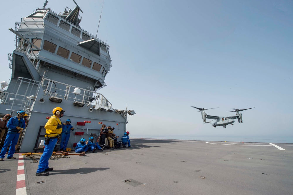 MV-22B Osprey lands on BPC Dixmude