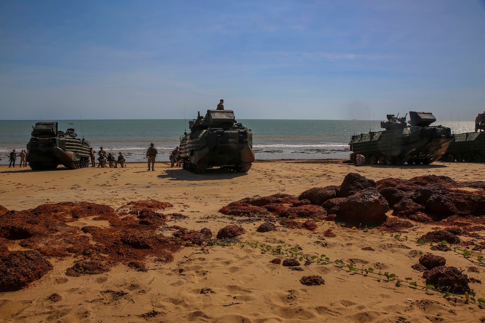 Marines conduct amphibious assault training