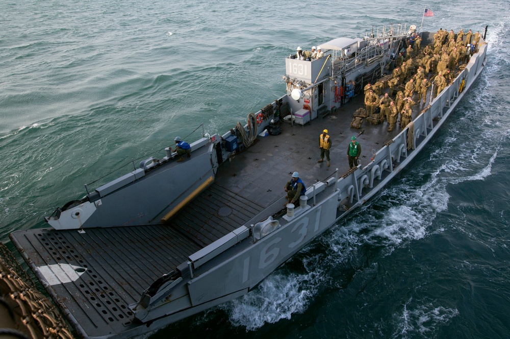 Australians come aboard USS Ashland to train for amphibious assault