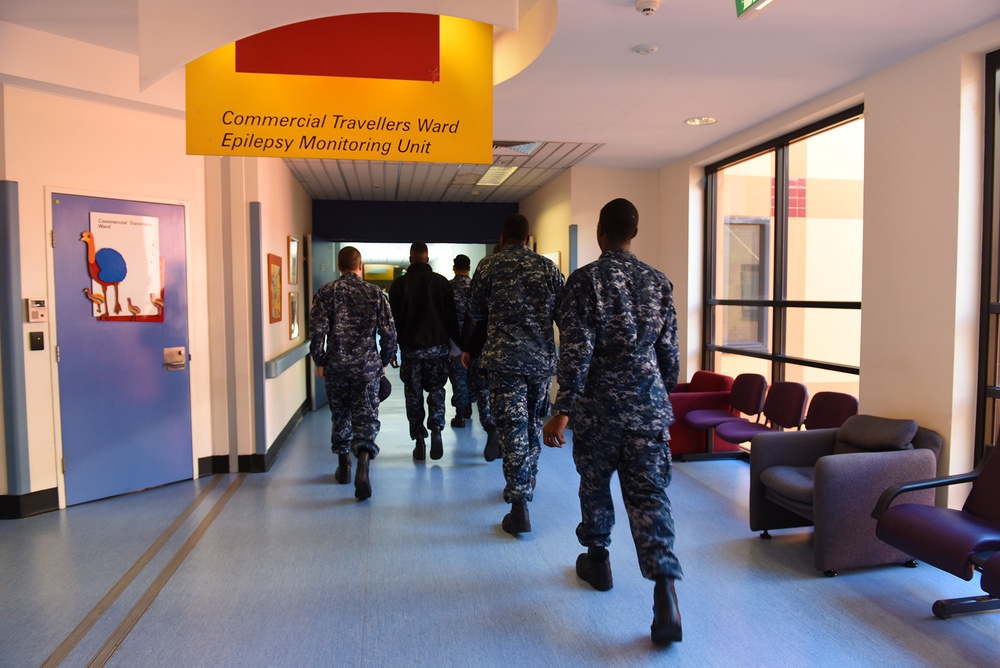 USS Blue Ridge Sailors visit children's hospital in Sydney