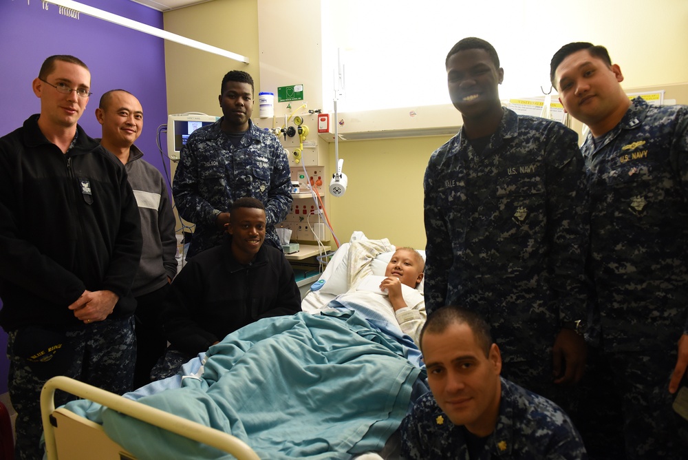 USS Blue Ridge Sailors visit children's hospital in Sydney