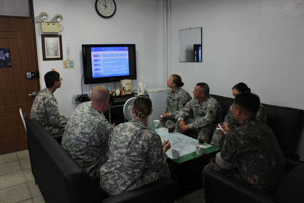 Soldiers learn about ROK air defense