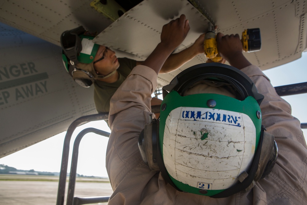 HMH-366 Conducts Routine Maintenance