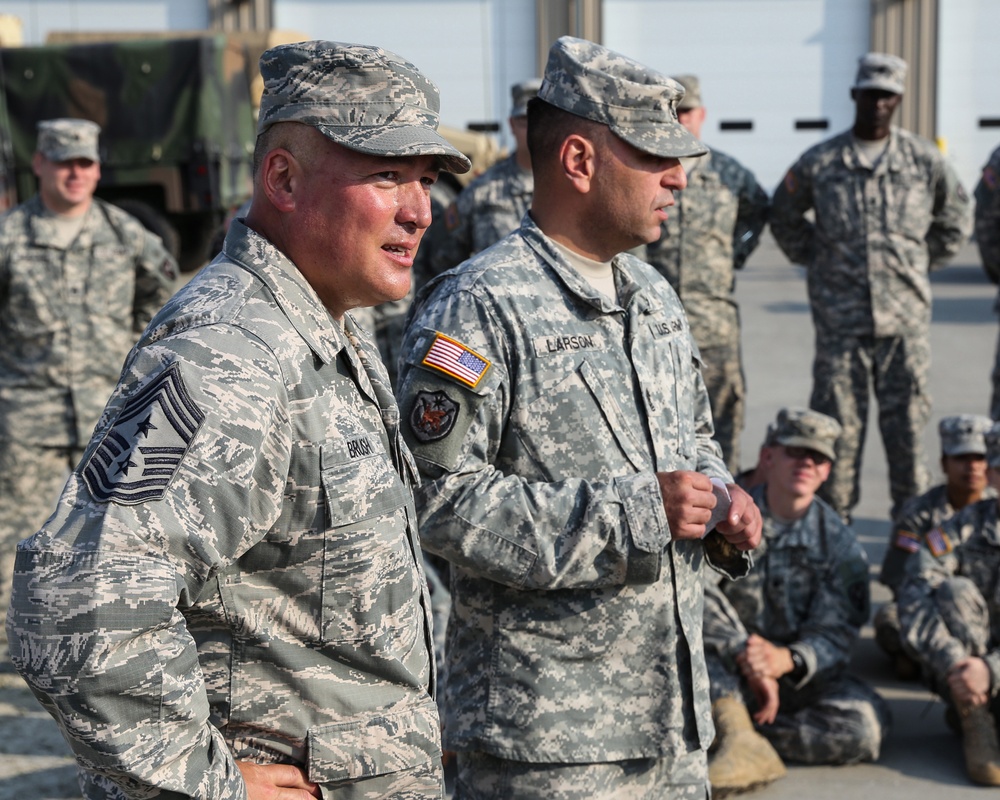 National Guard Bureau senior enlisted advisor meets with Iowa National Guard unit prior to AT