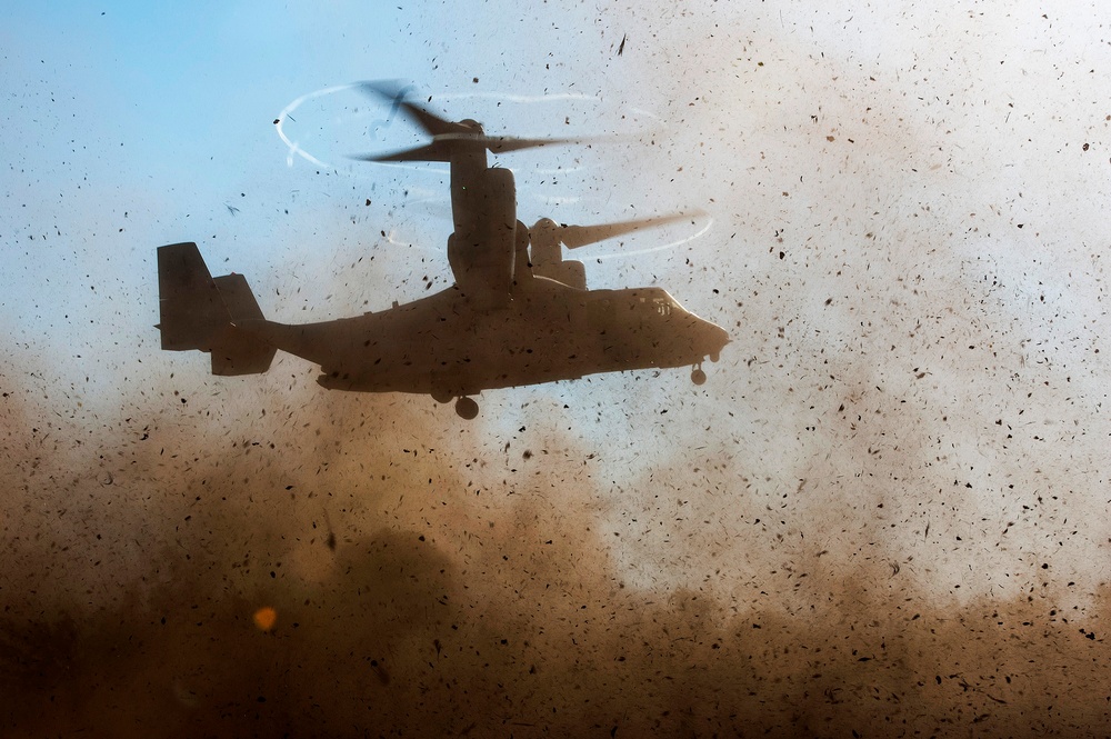 A MV-22 Osprey tiltrotor aircraft performs a tactical insertion as part of an amphibious assault during Talisman Sabre 2015