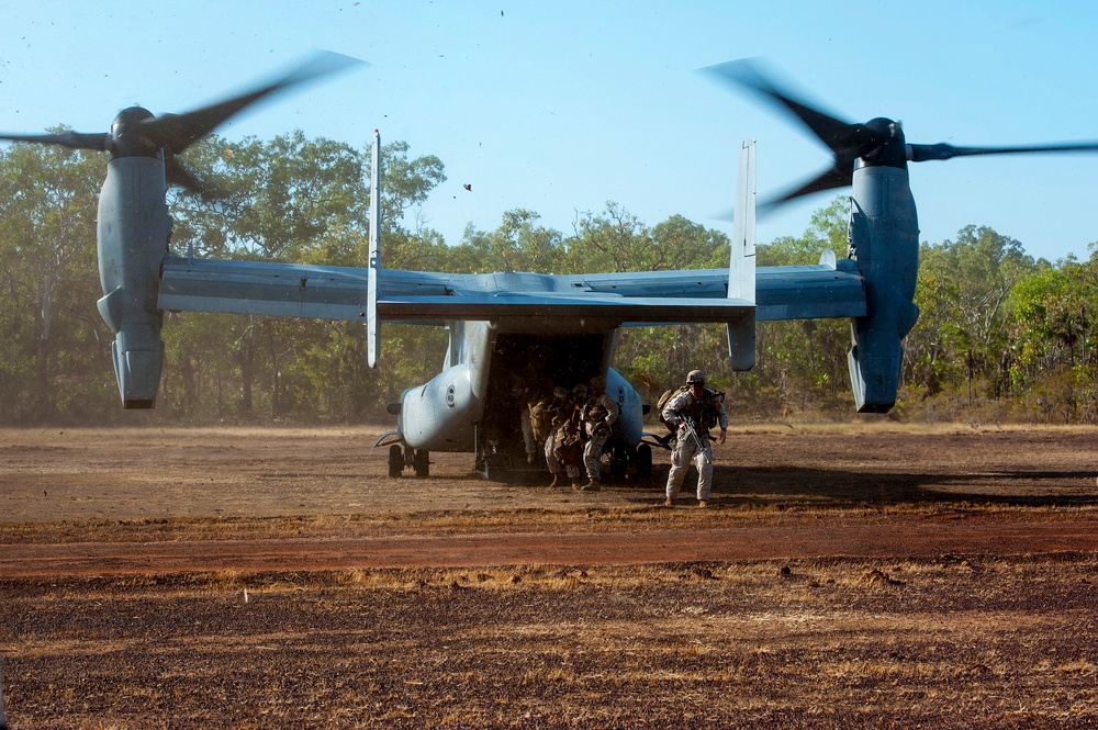 U.S. Marines perform a tactical insertion as part of an amphibious assault during Talisman Sabre 2015