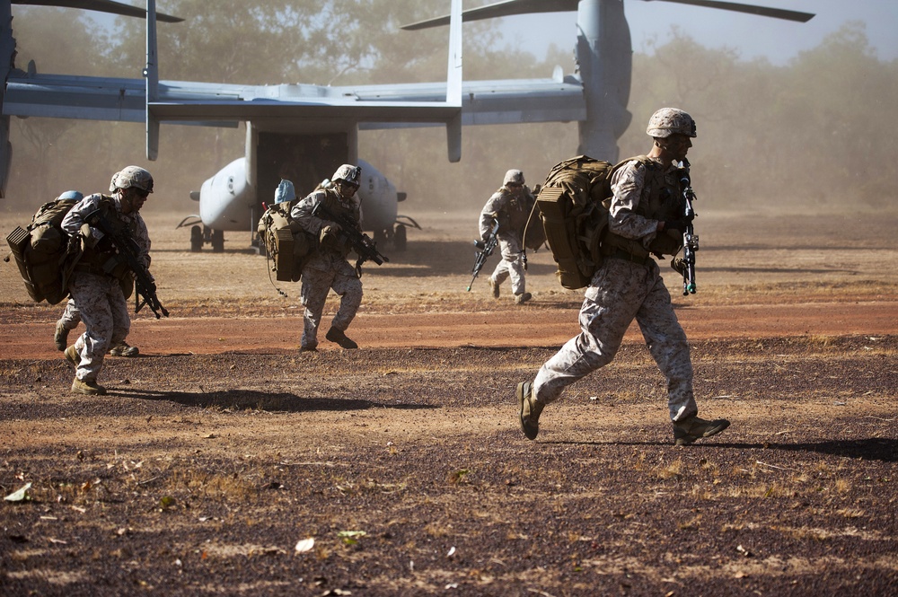 U.S. Marines set up a perimeter after a tactical insertion as part of an amphibious assault during Talisman Sabre 2015