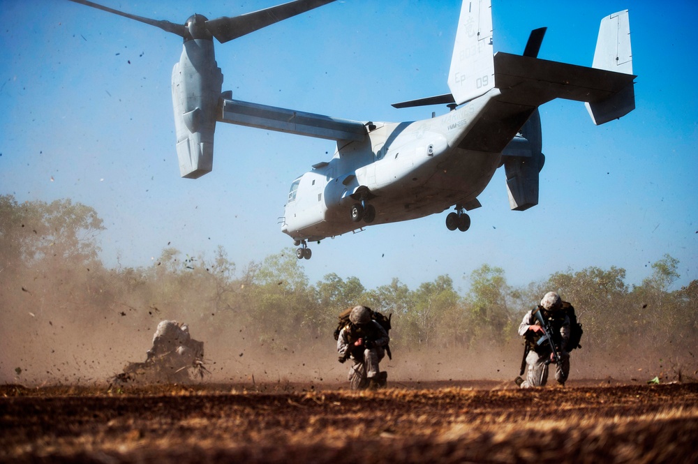 U.S. Marines set up a perimeter after a tactical insertion as part of an amphibious assault during Talisman Sabre 2015
