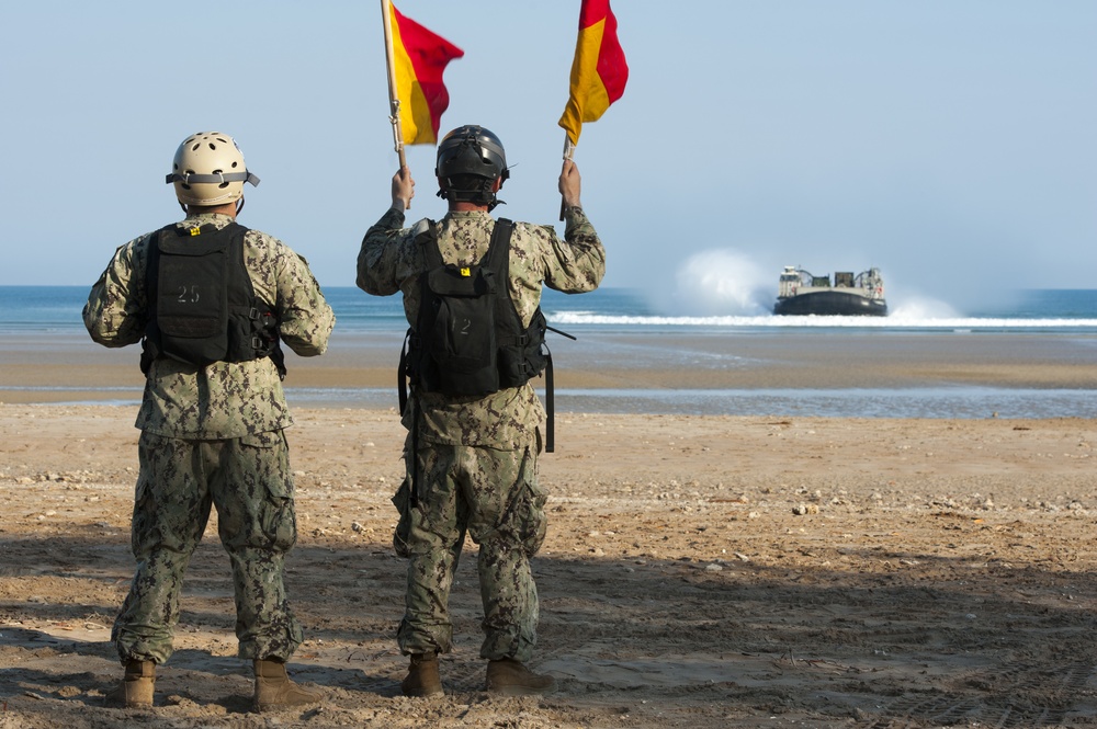 U.S. Sailors guide a Landing Craft Air Cushion vehicle during Talisman Sabre 2015