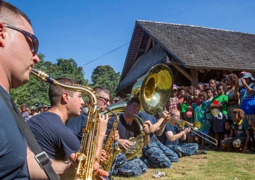 Pacific Fleet Band plays at Papua New Guinea market