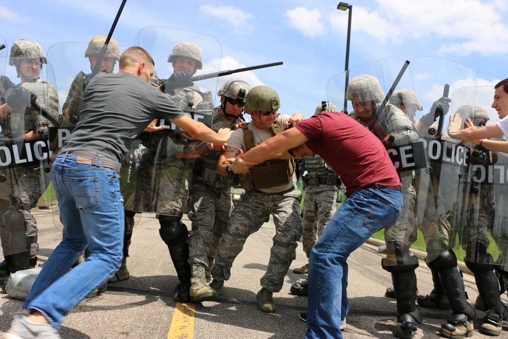 Security forces train in confrontation management