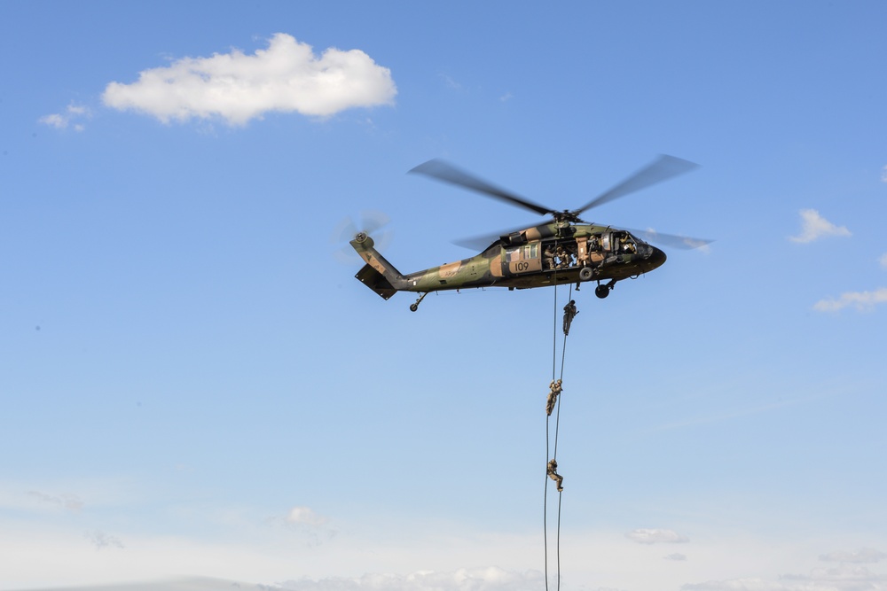 US and Australian militaries fast rope to interoperablitiy