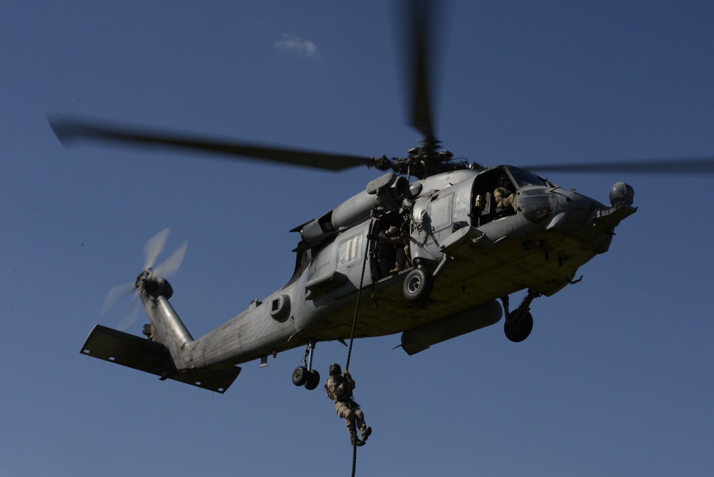 US and Australian militaries fast rope to interoperablitiy