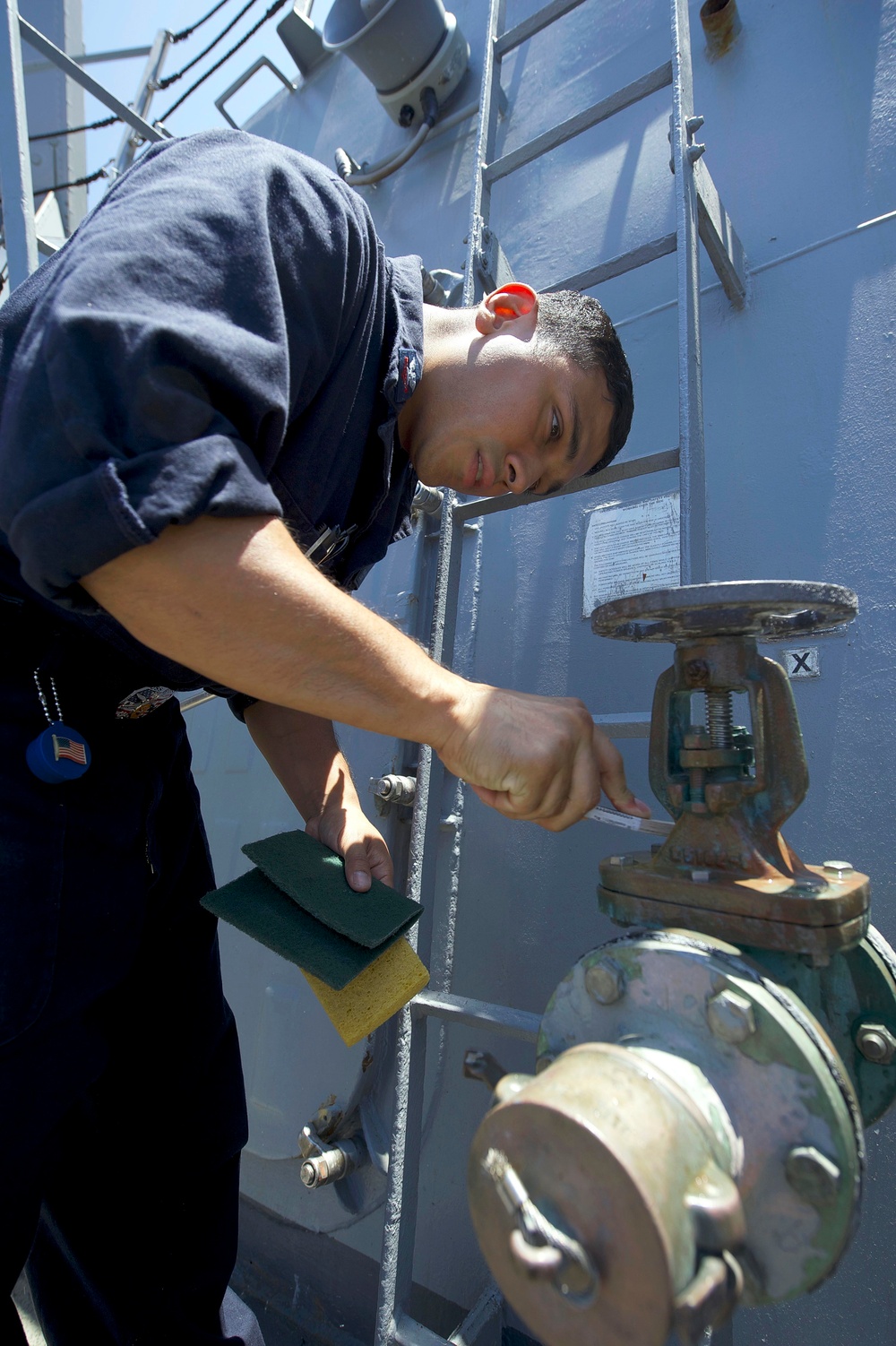 USS Ross sailor performs maintenance