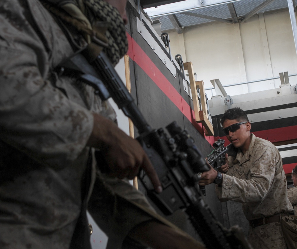 Marines from 2/1 participate in Raid Leaders Course