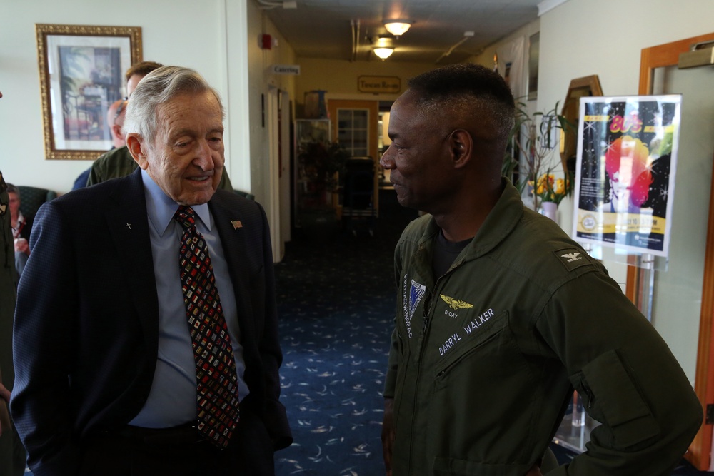 Former CNO presents award
