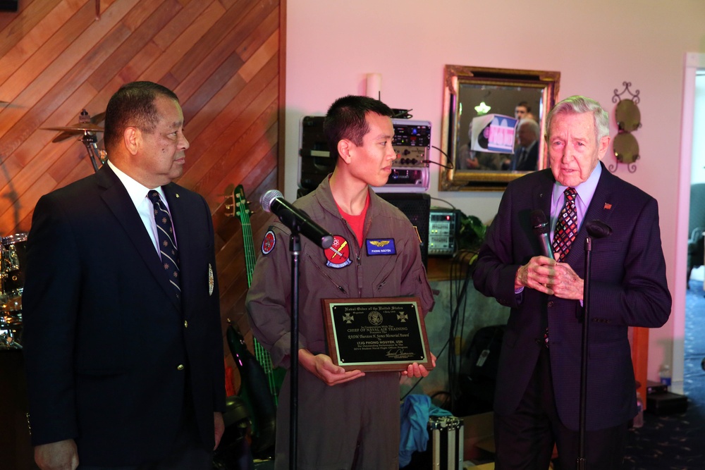 Former CNO presents award