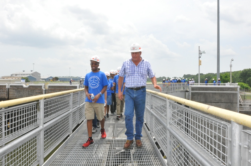 Corps prepares future engineering students at summer engineering program