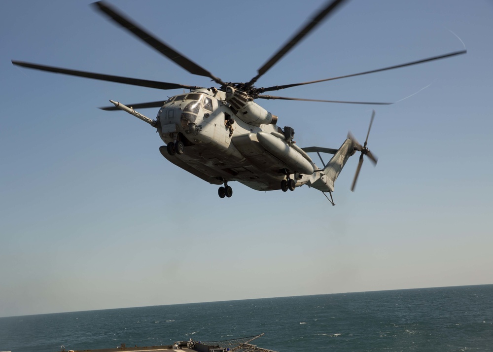 U.S. Marine Corps CH-53E Super Stallion lands on USNS Sacagawea (T-AKE-2)