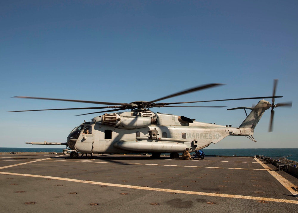 U.S. Marine Corps CH-53E Super Stallion lands on USNS Sacagawea (T-AKE-2)