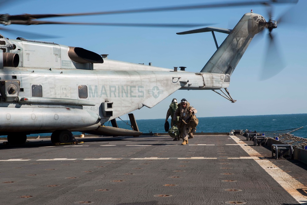 U.S. Marine Corps CH-53E Super Stallion lands on USNS Sacagawea (T-AKE-2)