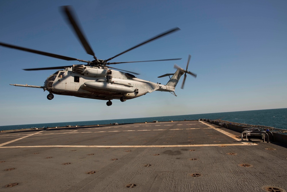 U.S. Marine Corps CH-53E Super Stallion lands on USNS Sacagawea (T-AKE-2)