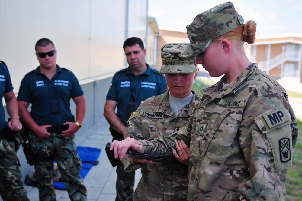 US and Bulgarian Military Police Soldiers train combat lifesaving procedures